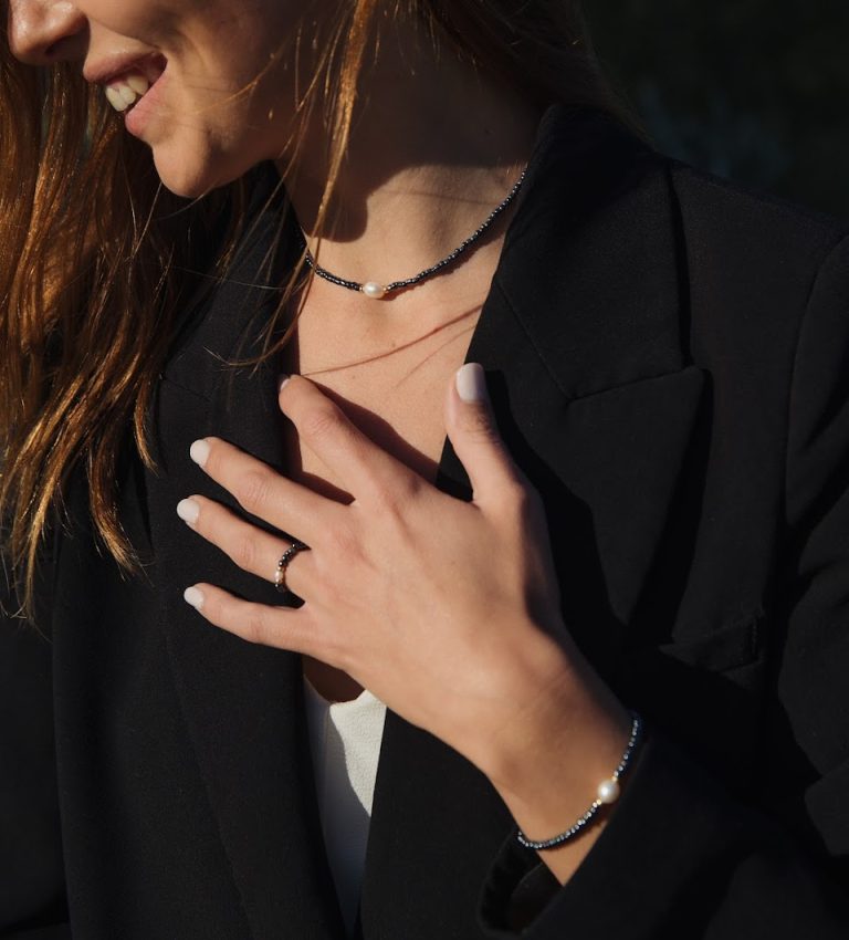 Armor, collier, bracelet et bague en perles de verre gris metallisé irisé et perles de culture d'eau douce, perles de verre japonaises miyuki dorées haute résistance fait main