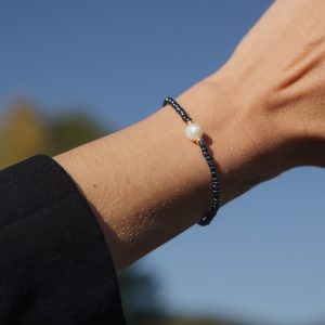 Armor, bracelet en perles de verre gris metallisé irisé et perles de culture d'eau douce, perles de verre japonaises miyuki dorées haute résistance fait main