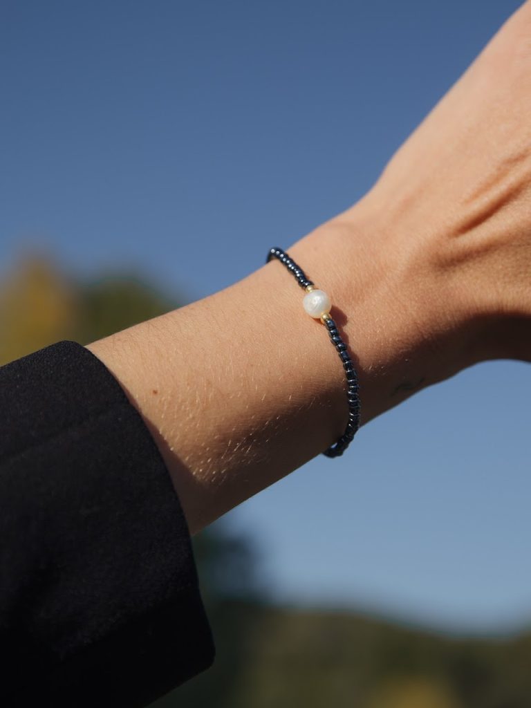 Armor, bracelet en perles de verre gris metallisé irisé et perles de culture d'eau douce, perles de verre japonaises miyuki dorées haute résistance fait main