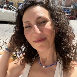 salon de créateur de bijoux à Anduze avec ARMOR le collier en perle d'eau douce et de verre