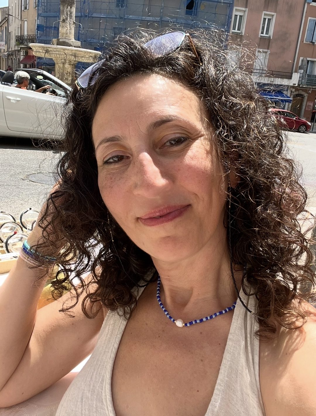 salon de créateur de bijoux à Anduze avec ARMOR le collier en perle d'eau douce et de verre