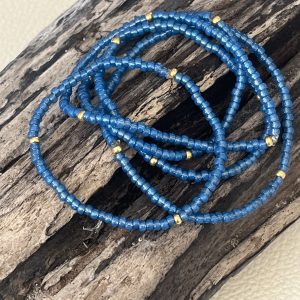 Bracelet élastique OREA en perles de verre japonaise MIYUKI bleu jean denim et doré fait main et sur mesure