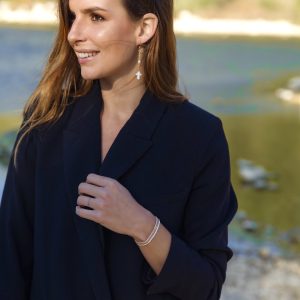 Bracelets élastiques OREA en perles de verre japonaise MIYUKI rose bébé, beige rosé et blanc ivoire, perles dorées fait main à votre taille, sur-mesure et boucles d'oreilles ELEA acier inoxydable et charm pendentif croix catholique chrétienne en nacre blanche