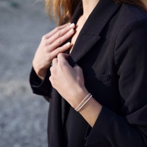 Bracelets élastiques OREA en perles de verre japonaise MIYUKI rose bébé, beige rosé et blanc ivoire, perles dorées fait main à votre taille, sur-mesure et boucles d'oreilles ELEA acier inoxydable et charm pendentif croix catholique chrétienne en nacre blanche