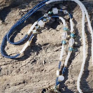 Cordons à lunettes bleu Elyzia chaines de lunettes bijou de lunettes bleu fait main en perles de verres tres fines et petites 2mm japonaises Miyuki, pierre naturelle, perles de culture d'eau douce blanche, perles de coquillages, perles dorées , perles bleues à reflets et blanc nacré, acier inoxydable, coloris des embouts à choisir