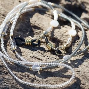 Cordons à lunettes Elyzia chaines de lunettes bijou de lunettes gris et transparent cristal, fait main en perles de verres très fines et petites 2mm japonaises Miyuki, pierre naturelle, perles de culture d'eau douce blanche, perles de coquillages, perles dorées , acier inoxydable, couleur des embouts à choisir