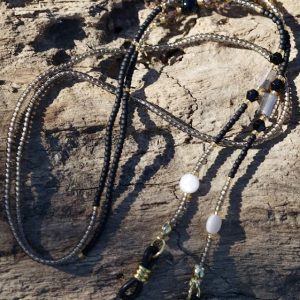 Cordons à lunettes Elyzia chaines de lunettes bijou de lunettes fait main en perles de verres tres fines et petites 2mm japonaises Miyuki, noir et gris, pierre naturelle onyx, perles de culture d'eau douce blanche, perles de coquillages, perles dorées, acier inoxydable
