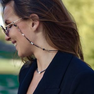 Cordons à lunettes Elyzia chaines de lunettes bijou de lunettes fait main en perles de verres tres fines et petites 2mm japonaises Miyuki, noir et gris, pierre naturelle onyx, perles de culture d'eau douce blanche, perles de coquillages, perles dorées, acier inoxydable