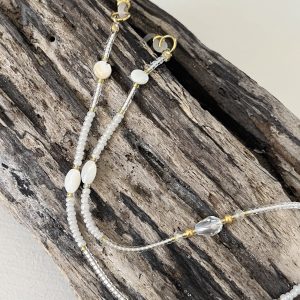 Cordons à lunettes blanc Elyzia chaines de lunettes bijou de lunettes blanc fait main en perles de verres tres fines et petites 2mm japonaises Miyuki, pierre naturelle, perles de culture d'eau douce blanche, perles de coquillages, perles dorées , perles blanc nacré et transparentes cristal, acier inoxydable, coloris des embouts à choisir