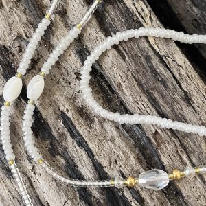 Cordons à lunettes blanc Elyzia chaines de lunettes bijou de lunettes blanc fait main en perles de verres tres fines et petites 2mm japonaises Miyuki, pierre naturelle, perles de culture d'eau douce blanche, perles de coquillages, perles dorées, perles blanc nacré et transparentes cristal, acier inoxydable, coloris des embouts à choisir