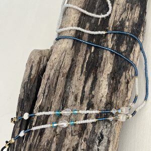 Cordons à lunettes bleu Elyzia chaines de lunettes bijou de lunettes bleu fait main en perles de verres tres fines et petites 2mm japonaises Miyuki, pierre naturelle, perles de culture d'eau douce blanche, perles de coquillages, perles dorées , perles bleues à reflets et blanc nacré, acier inoxydable, coloris des embouts à choisir