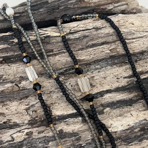 Cordons à lunettes Elyzia chaines de lunettes bijou de lunettes fait main en perles de verres tres fines et petites 2mm japonaises Miyuki, noir et gris, pierre naturelle onyx, perles de culture d'eau douce blanche, perles de coquillages, perles dorées, acier inoxydable