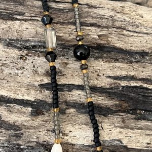 Cordons à lunettes Elyzia chaines de lunettes bijou de lunettes fait main en perles de verres tres fines et petites 2mm japonaises Miyuki, noir et gris, pierre naturelle onyx, perles de culture d'eau douce blanche, perles de coquillages, perles dorées, acier inoxydable