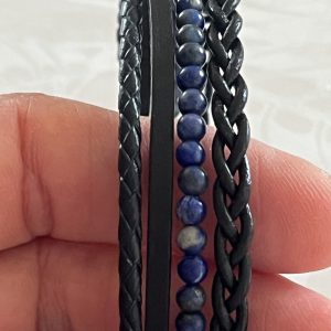 Bracelet Homme en cuir 4 rangs noir et bleu marine et petites perles naturelles de lapis lazuli, fermoir aimanté en acier inoxydable de qualité, personnalisable, tressé et fait main et à la taille demandée