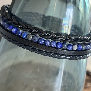 Bracelet Homme en cuir 4 rangs noir et bleu marine et petites perles naturelles de lapis lazuli, fermoir aimanté en acier inoxydable de qualité, personnalisable, tressé et fait main et à la taille demandée