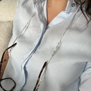 Le cordon à lunettes perles de verre et coquillage Elyzia est un bijou très fin réhaussé de perles d'eau douce et de coquillages