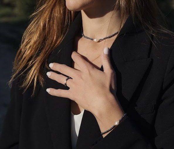 Armor, collier, bracelet et bague en perles de verre gris metallisé irisé et perles de culture d'eau douce, perles de verre japonaises miyuki dorées haute résistance fait main