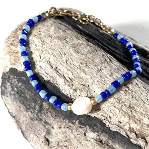 Armor bracelet, perles de verre bleu turquoise et bleu roy cobalt avec des perles dorées japonaises Miyuki et une perle de culture d'eau douce, fait main; fermoir et chaine d'extension en acier inoxydable