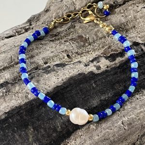 Armor bracelet, perles de verre bleu turquoise et bleu roy cobalt avec des perles dorées japonaises Miyuki et une perle de culture d'eau douce, fait main; fermoir et chaine d'extension en acier inoxydable