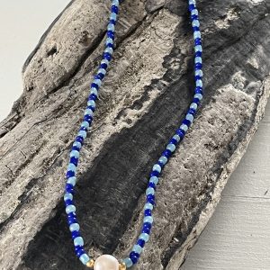 Armor collier, perles de verre bleu turquoise et bleu roy cobalt avec des perles dorées japonaises Miyuki et une perle de culture d'eau douce, fait main; fermoir et chaine d'extension en acier inoxydable