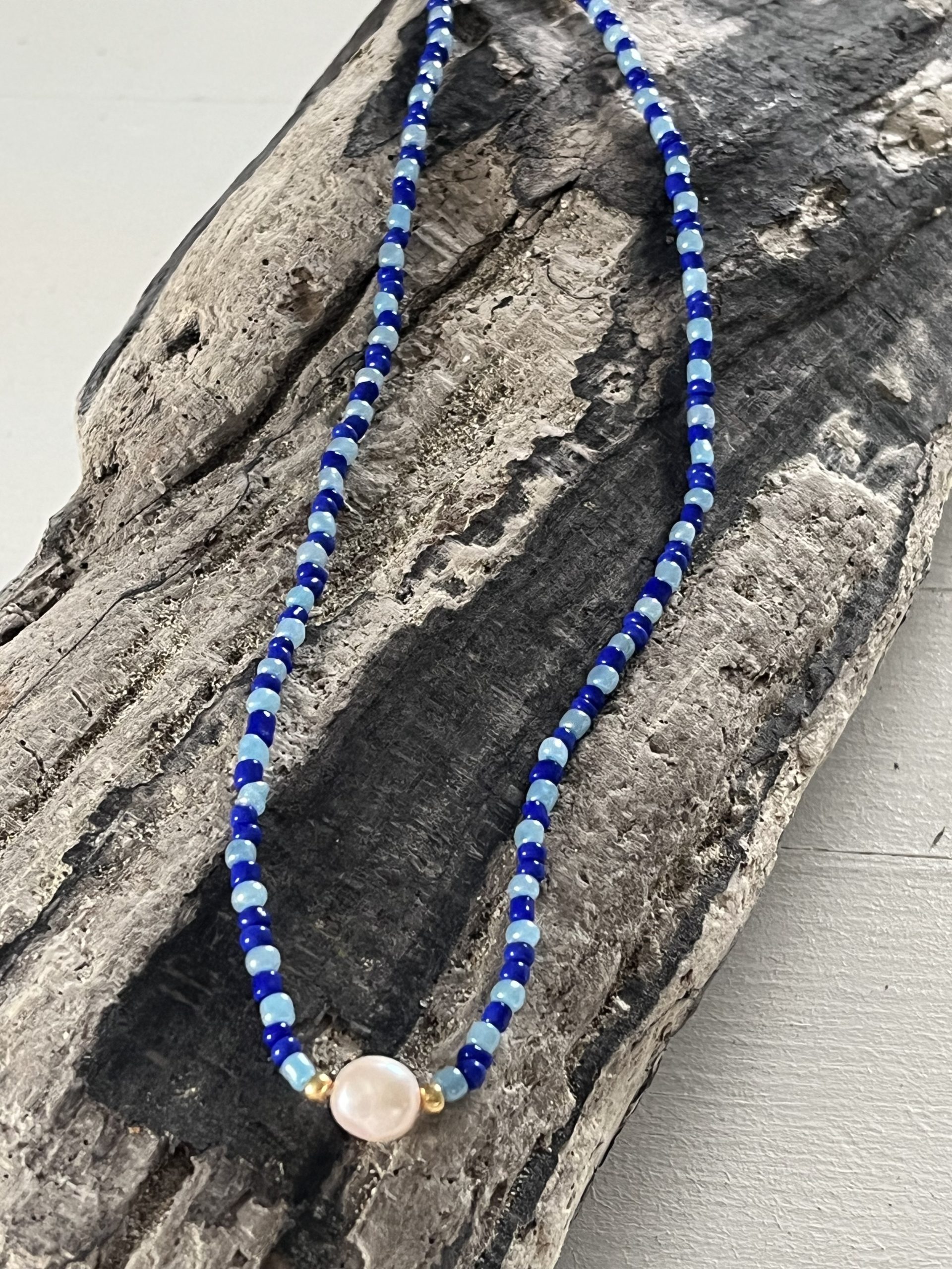 Armor collier, perles de verre bleu turquoise et bleu roy cobalt avec des perles dorées japonaises Miyuki et une perle de culture d'eau douce, fait main; fermoir et chaine d'extension en acier inoxydable