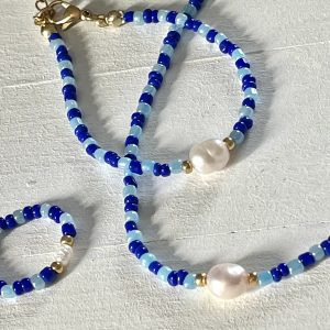Bague élastique, collier et bracelet Armor bleu turquoise et bleu roy cobalt perles dorées japonaises Miyuki et perles de culture d'eau douce fait main avec fermoir en acier inoxydable sans nickel sans plomb et sans cadmium et chainette d'extension