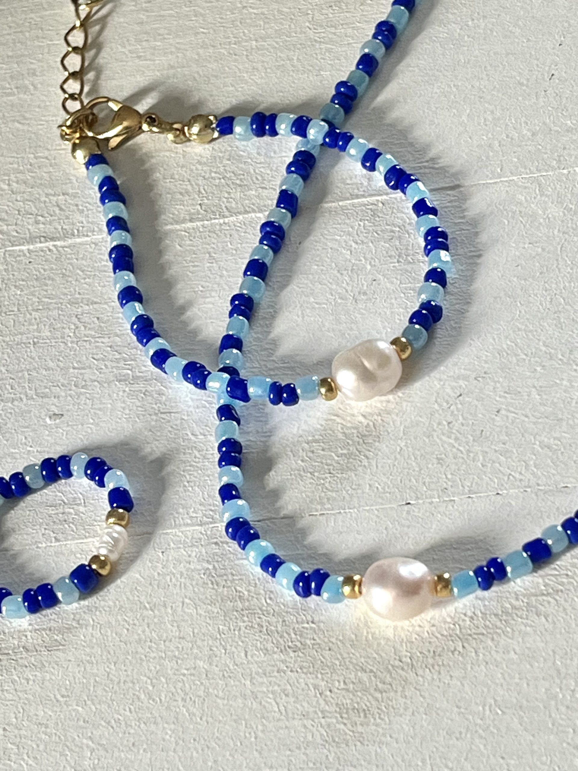 Bague élastique, collier et bracelet Armor bleu turquoise et bleu roy cobalt perles dorées japonaises Miyuki et perles de culture d'eau douce fait main avec fermoir en acier inoxydable sans nickel sans plomb et sans cadmium et chainette d'extension