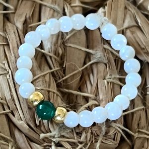 Bague Shell élastique sur mesure en perles de coquillages et perle de pierre naturelle jade vert fait main perles japonaises MIYUKI dorées