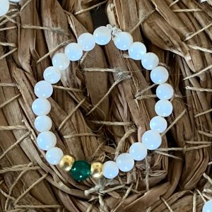 Bague Shell élastique sur mesure en perles de coquillages et perle de pierre naturelle jade vert fait main perles japonaises MIYUKI dorées