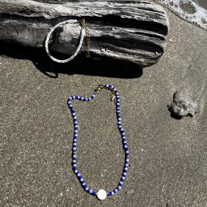 collier ras de cou Armor bleu et blanc en perles de verre et perle de coquillage avec chainette d'extension fait main fermoir acier inoxydable sans nickel sans plomb et sans cadmium