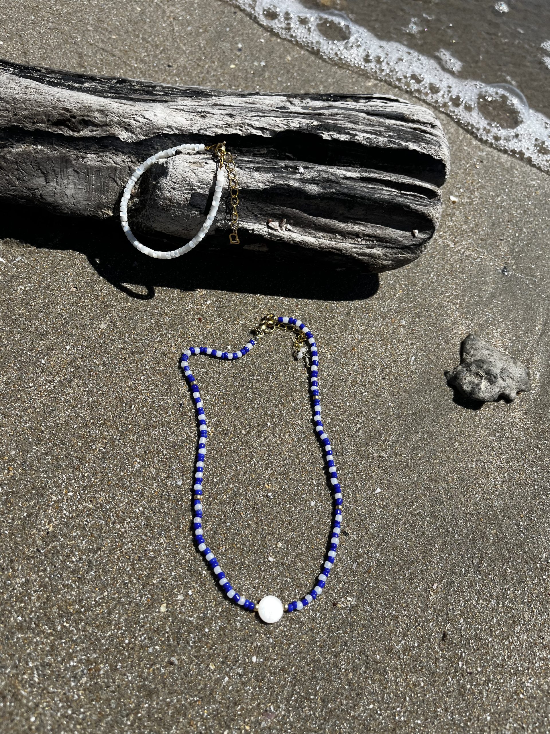 collier ras de cou Armor bleu et blanc en perles de verre et perle de coquillage avec chainette d'extension fait main fermoir acier inoxydable sans nickel sans plomb et sans cadmium