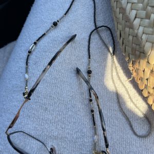 Cordons à lunettes Elyzia chaines de lunettes bijou de lunettes fait main en perles de verres tres fines et petites 2mm japonaises Miyuki, noir et gris, pierre naturelle onyx, perles de culture d'eau douce blanche, perles de coquillages, perles dorées, acier inoxydable