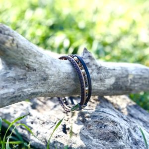 Bracelet Homme en cuir 4 rangs Marron et Beige et petites perles naturelles d'oeil de tigre marron, fermoir aimanté en acier inoxydable de qualité, personnalisable, tressé et fait main et à la taille demandée