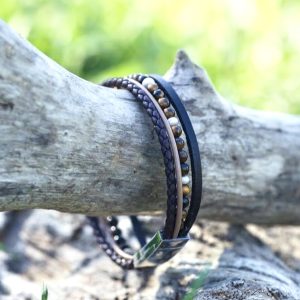 Bracelet Homme en cuir 4 rangs Marron et Beige et petites perles naturelles d'oeil de tigre marron, fermoir aimanté en acier inoxydable de qualité, personnalisable, tressé et fait main et à la taille demandée