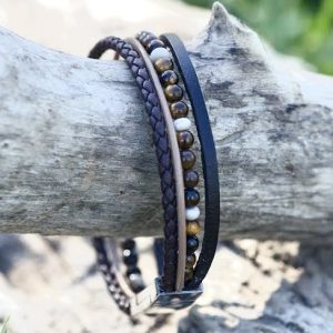 Bracelet Homme en cuir 4 rangs Marron et Beige et petites perles naturelles d'oeil de tigre marron, fermoir aimanté en acier inoxydable de qualité, personnalisable, tressé et fait main et à la taille demandée