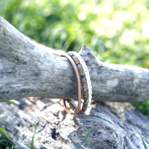 Bracelet Homme en cuir 3 rangs blanc et beige et petites perles naturelles d'agate beige et de jade vert clair, fermoir aimanté en acier inoxydable de qualité, personnalisable, tressé et fait main et à la taille demandée