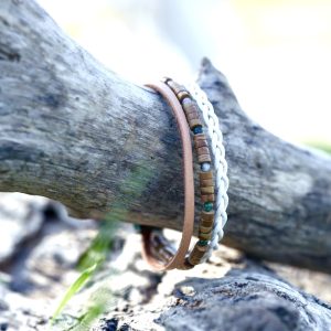 Bracelet cuir et pierres naturelles pour l'homme moderne. Plusieurs rangs avec de fines perles de pierres naturelles. Le fermoir est en acier inoxydable.