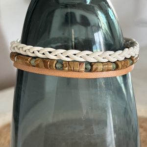 Bracelet Homme en cuir 3 rangs blanc et beige et petites perles naturelles d'agate beige et de jade vert clair, fermoir aimanté en acier inoxydable de qualité, personnalisable, tressé et fait main et à la taille demandée