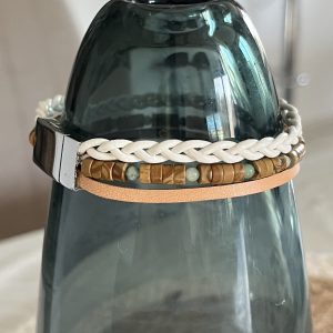 Bracelet Homme en cuir 3 rangs blanc et beige et petites perles naturelles d'agate beige et de jade vert clair, fermoir aimanté en acier inoxydable de qualité, personnalisable, tressé et fait main et à la taille demandée