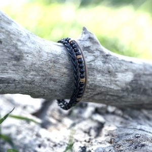 Bracelet Enfant Garçon Cuir tressé véritable noir et marron clair beige à 3 rangs plusieurs rangées, petites fines perles de pierres naturelles ronde onyx et cylindrique agate fermoir aimanté en acier inoxydable argenté sans nickel sans plomb et sans cadmium fait main sur mesure et ajusté à la taille