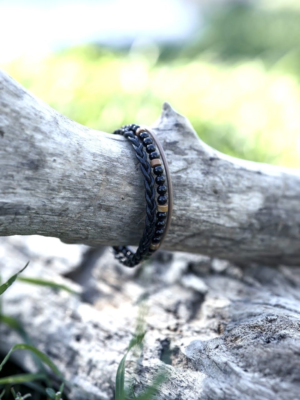 Bracelet Enfant Garçon Cuir tressé véritable noir et marron clair beige à 3 rangs plusieurs rangées, petites fines perles de pierres naturelles ronde onyx et cylindrique agate fermoir aimanté en acier inoxydable argenté sans nickel sans plomb et sans cadmium fait main sur mesure et ajusté à la taille