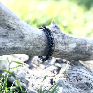 Bracelet Enfant Garçon Cuir tressé véritable noir et marron clair beige à 3 rangs plusieurs rangées, petites fines perles de pierres naturelles ronde onyx et cylindrique agate fermoir aimanté en acier inoxydable argenté sans nickel sans plomb et sans cadmium fait main sur mesure et ajusté à la taille