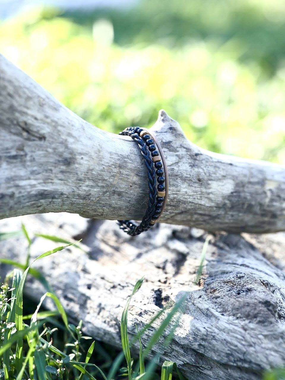 Bracelet Enfant Garçon Cuir tressé véritable noir et marron clair beige à 3 rangs plusieurs rangées, petites fines perles de pierres naturelles ronde onyx et cylindrique agate fermoir aimanté en acier inoxydable argenté sans nickel sans plomb et sans cadmium fait main sur mesure et ajusté à la taille