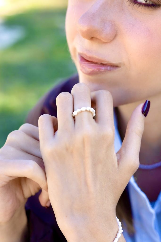 Naïa, bague en perles d'eau douce blanches fines et délicates, montées sur élastique