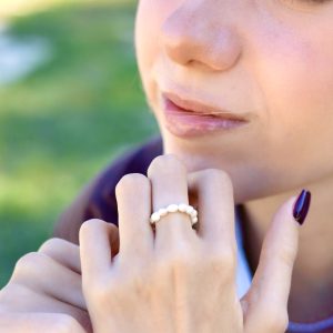 Naïa, bague en perles d'eau douce blanches fines et délicates, montées sur élastique