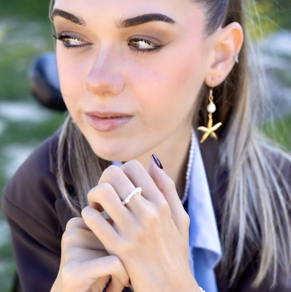 Bague Naïa elastique femme fille adolescente en petites perles de culture d'eau douce blanches veritables solide, option ajout de perles de verre dorées japonaises Miyuki