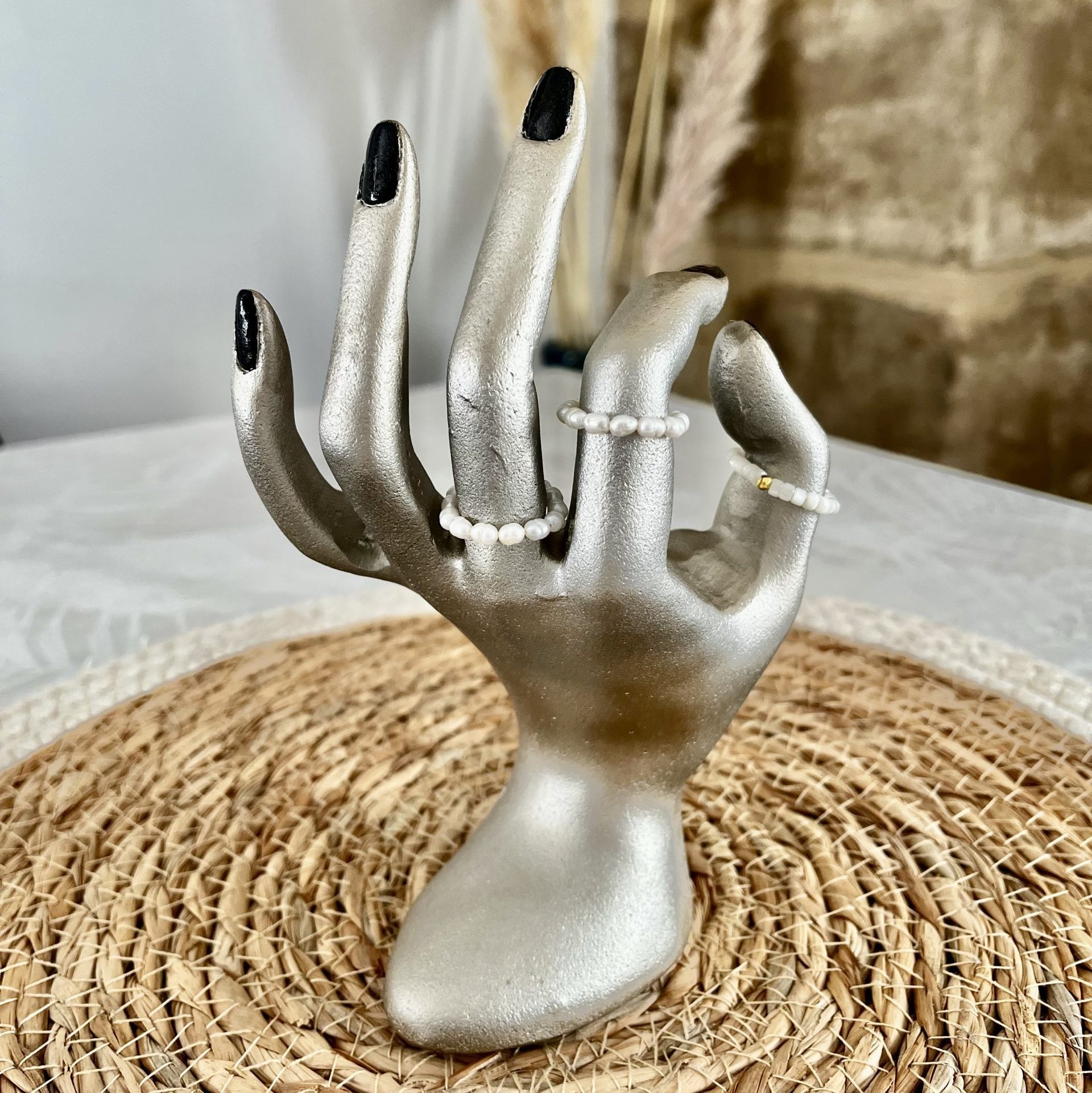 Bague Naïa elastique femme fille adolescente en petites perles de culture d'eau douce blanches veritables solide, option ajout de perles de verre dorées japonaises Miyuki