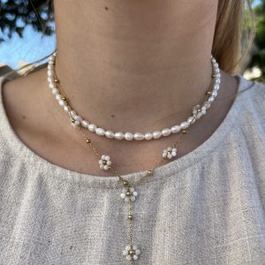collier Naïa ras de du cou féminin femme fille adolescente en petites perles de culture d'eau douce blanches veritables et fermoir en acier inoxydable doré chainette d'extension, médaillon les bijoux de Karine