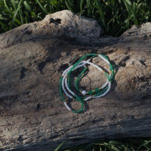 Baya bin bin élastique Soléia Tria en perles de verre vert lumineux reflets vif et perles blanches nacrées perles dorées japonaises miyuki et pierres naturelles agate verte jade vert et jade blanc veritables fait main et sur mesure ajusté a la ma taille bijou de l'été à porter autour de la taille