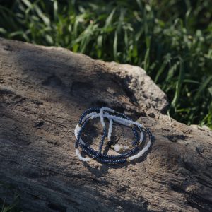 Baya bin bin élastique Soléia Tria en perles de verre gris foncé anthracite metallisées irisées nacré et perles de verre blanches et dorées japonaises miyuki et pierres naturelles agate veine de dragon onyx et jade quartz blanc transparent veritables fait main et sur mesure ajusté a la ma taille bijou de l'été à porter autour de la taille